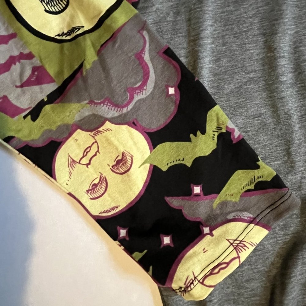Medium Lularoe Randy unisex jersey, Halloween moon and bats - Picture 2 of 4